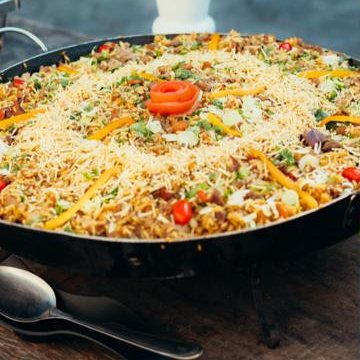 Arroz no disco com batata palha servido no buffet
