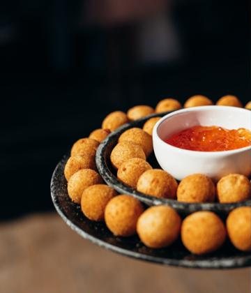 Bolinhos de entrada servidos com molho