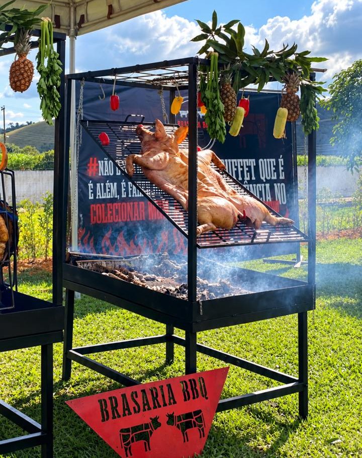 Leitão espalmado assando na estação do Brasaria BBQ