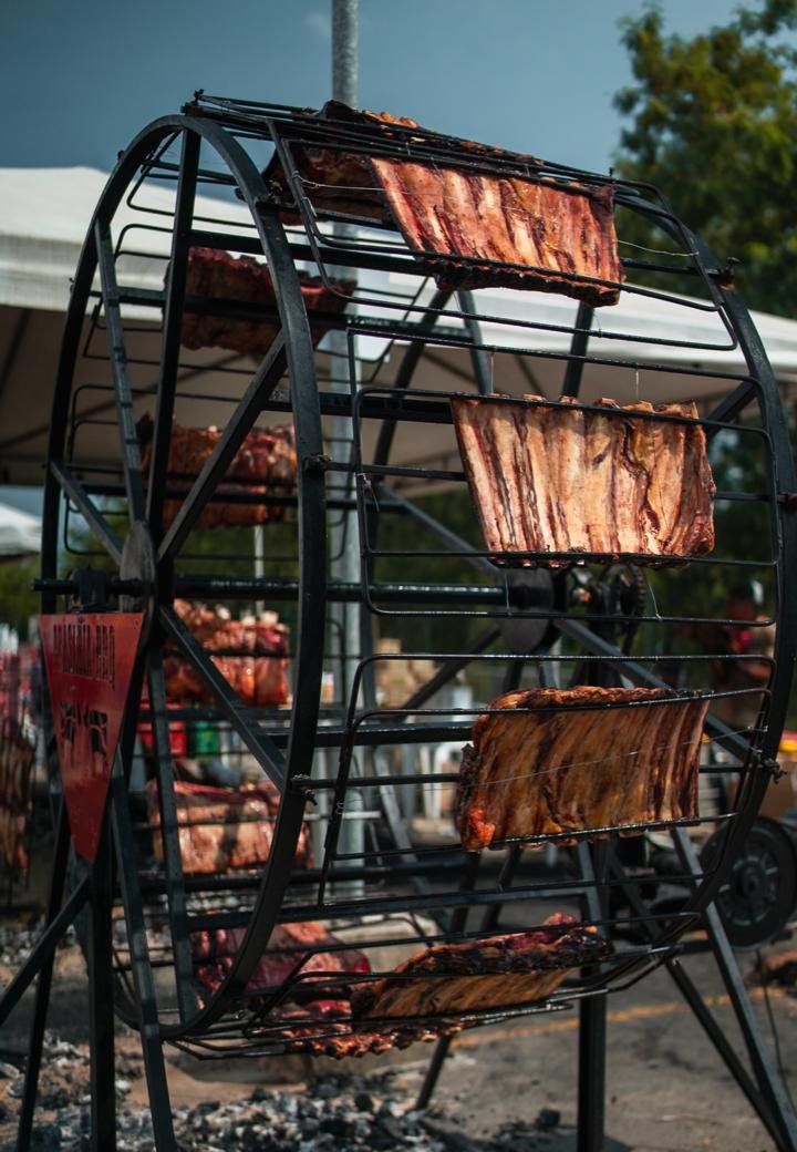 Roda gigante de costela do Brasaria BBQ girando sobre a brasa